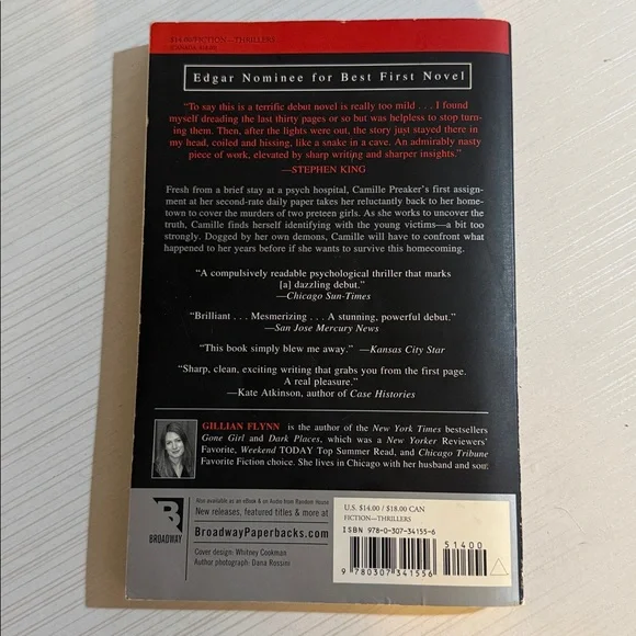 Sharp Objects by Gillian Flynn - Black Cover with Gold Accent - Picture 3 of 3